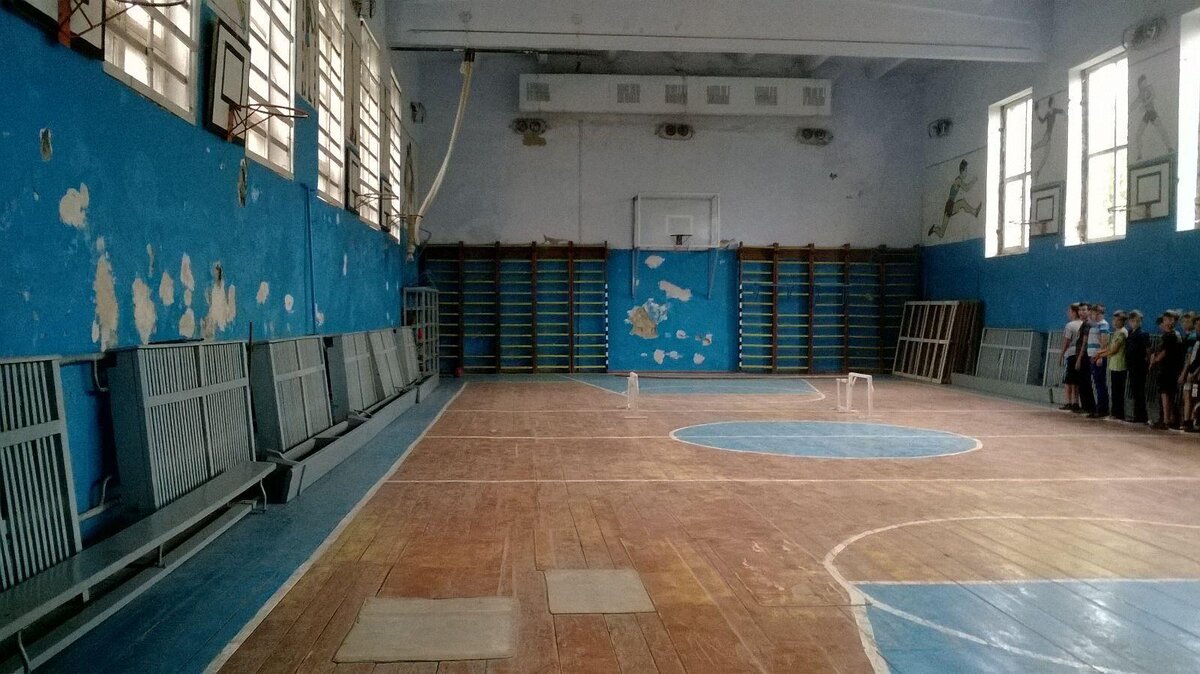 Фото из интернета, но очень похоже на наш спортивный зал тех лет