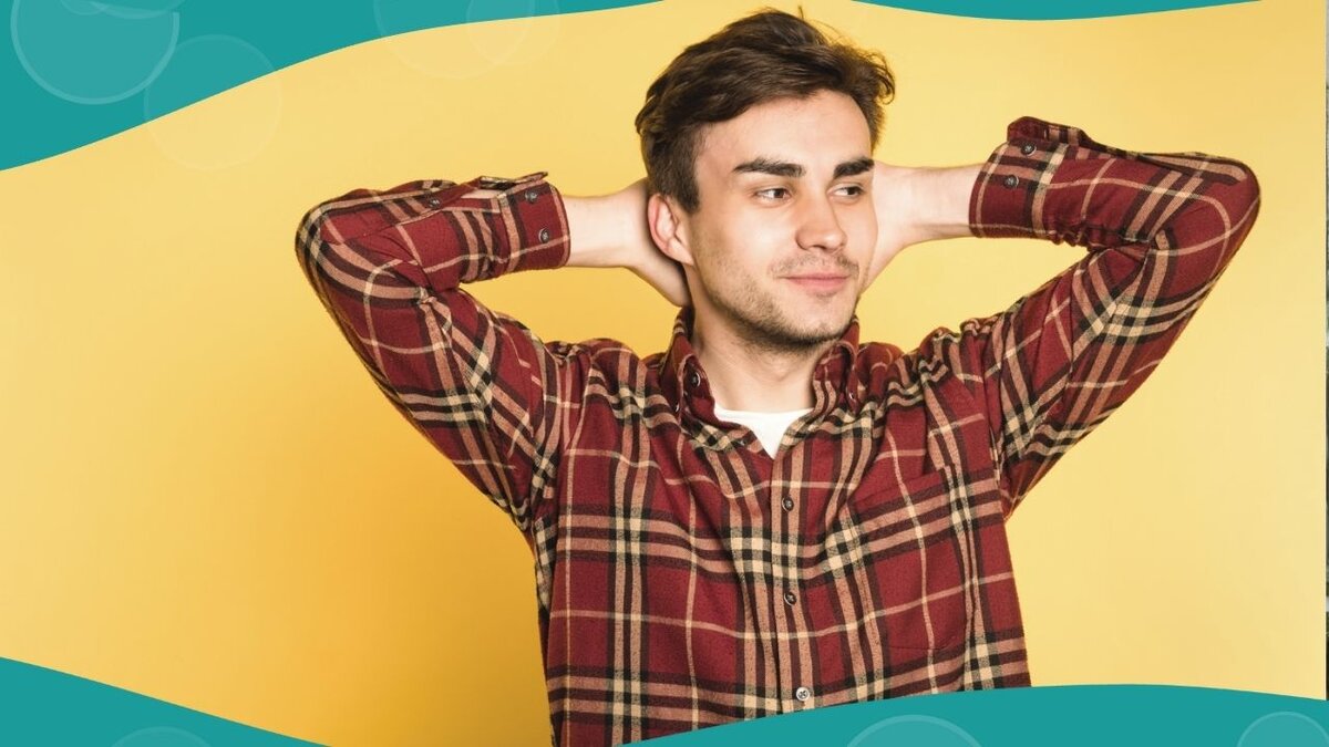 Для этого поднимаем руки вверх и соединяем их за головой, как показано на картинке ниже.