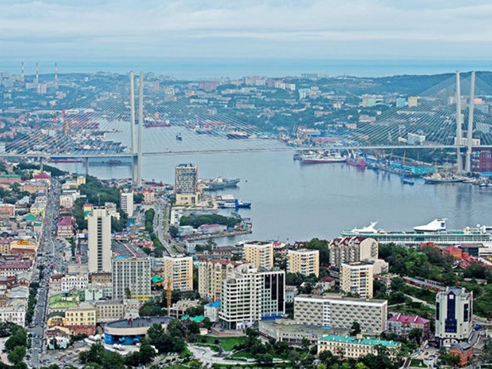 В. И. Ленин: "Владивосток далеко. Но это город нашенский".  Отсюда начинается Транссибирская магистраль.