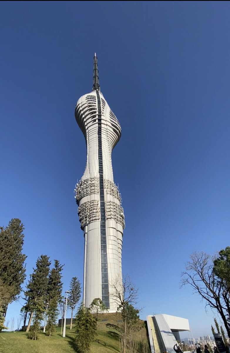 Ещё один вид на башню. Мы прошли контроль и зашли на территорию 