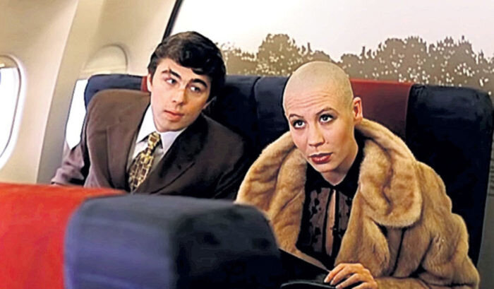 Этот кадр и фраза, которую произносит Мэрилин, стали всемирно известными. «Мальчик, водочки нам принеси, мы домой летим», — просит персонаж Дарьи Лесниковой (Юргенс) у бортпроводника