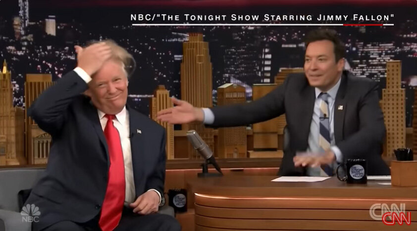 Стоп-кадр из ток-шоу. Трамп позволил Джимми Фэллону потрепать себя за шевелюру.