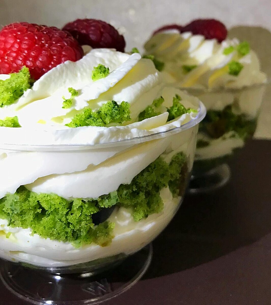 Нежный десерт с фруктами, изумрудной крошкой бисквита и сливочным кремом