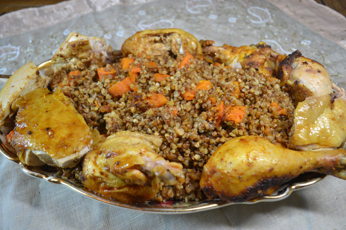 Как запечь гречку в духовке. Курица запеченная с гречкой. Гречка с курицей в духовке. Курица запеченная с гречкой в духовке. Курица запеченная в русской печи