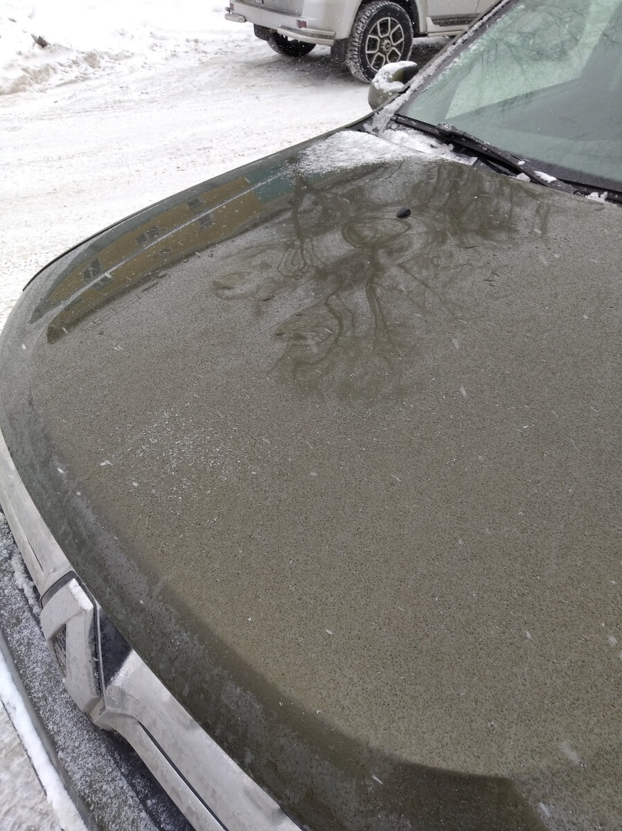 На фото не очень видно, но вмятина диаметром сантиметров 20, глубиной в 4-5 и краска треснула