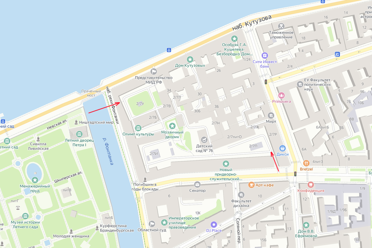 Красными стрелками указал входы к Мозаичному дворику