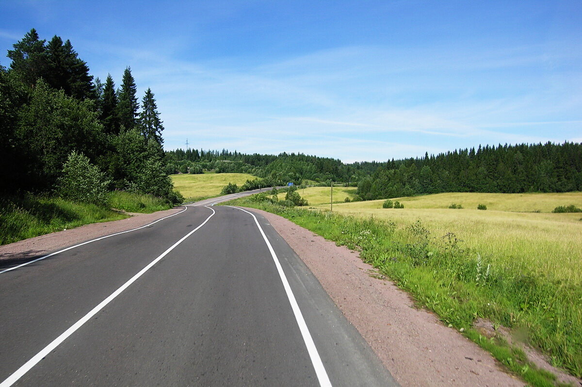 Крупная дорога. Дорога Сортавала. Дорога у реки в городе. Названия автодорог.