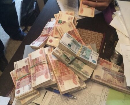 Сразу добавлю оговорку, о том что я ни в коем случае не призываю вас заниматься подобной деятельностью, какой занимался я. Долгие годы ушли на изучение философии, математики и в особенности психологии, что бы когда нибудь придти к такому результату. Бесчисленное количество прочитанных  книг и тонны поглощения инфляции привели меня к заветной награде.  И да, хочу сказать сразу, я заработал чуть более 11 миллионов рублей практически за год. И да, теперь я ограничен во всех лицензированных букмекерских конторах в РФ. И да, я закончил с этой деятельностью, поставив точку, после того как на в заработанную сумму купил себе квартиру. И да, за все эти годы я научился останавливаться. Такой вот мой личных успех, с которым я желал поделится с вами. 