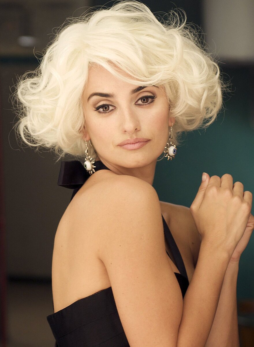 Актриса вспоминала, что один раз в жизни осветлилась и потеряла половину своих волос. Ей было 19 лет. Ну, у всех нас бывают эксперименты :)