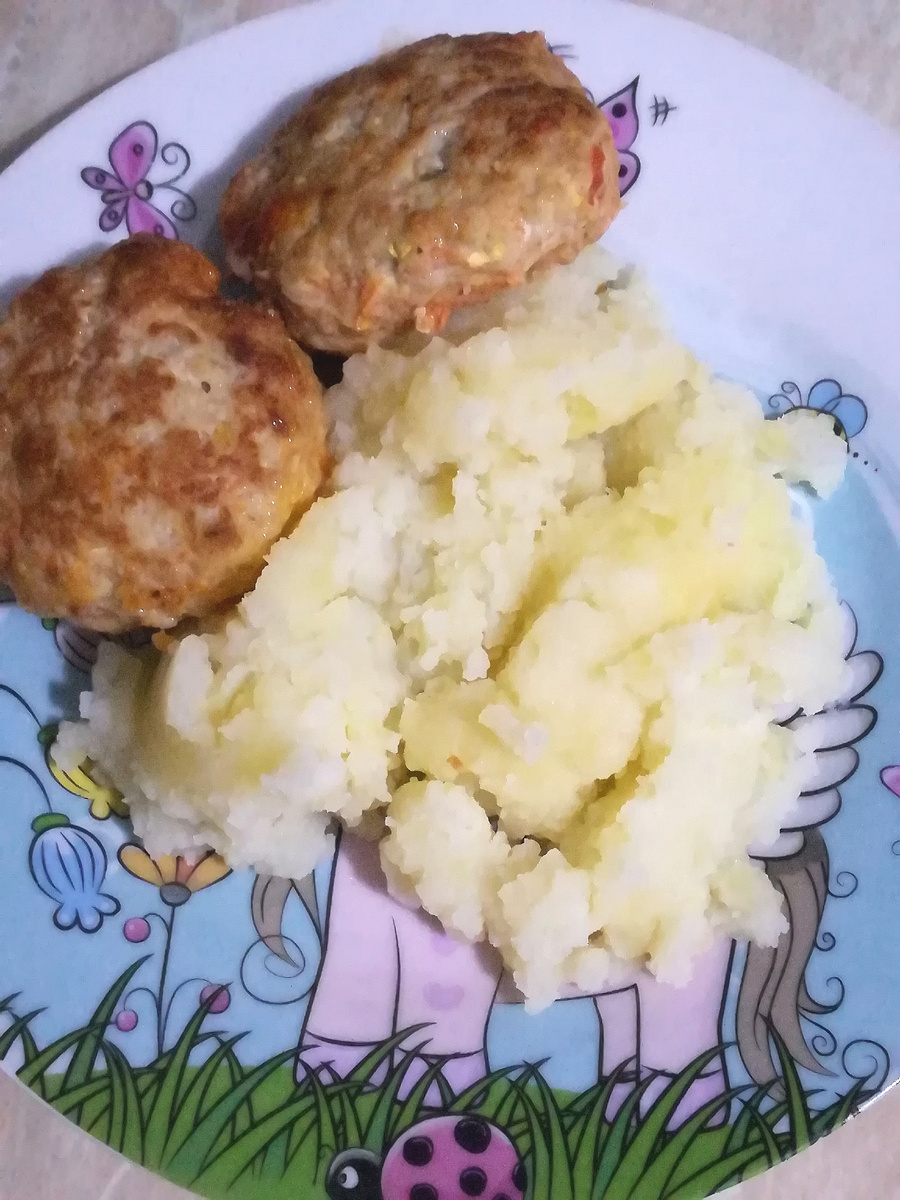 Котлеты с пекинской капустой с картофельным пюре