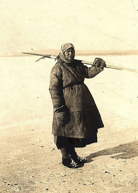 Ангарская крестьянка идет проверять уды. Приангарье. Коллекция Ангарской экскурсии 1911 г. Источник - http://yarodom.livejournal.com/230127.html  (Упомянутые уды, вероятно – поставушки).