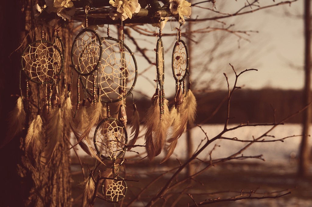 Ловец снов в виде мобиля одно из самох популярных украшений в загородных домах