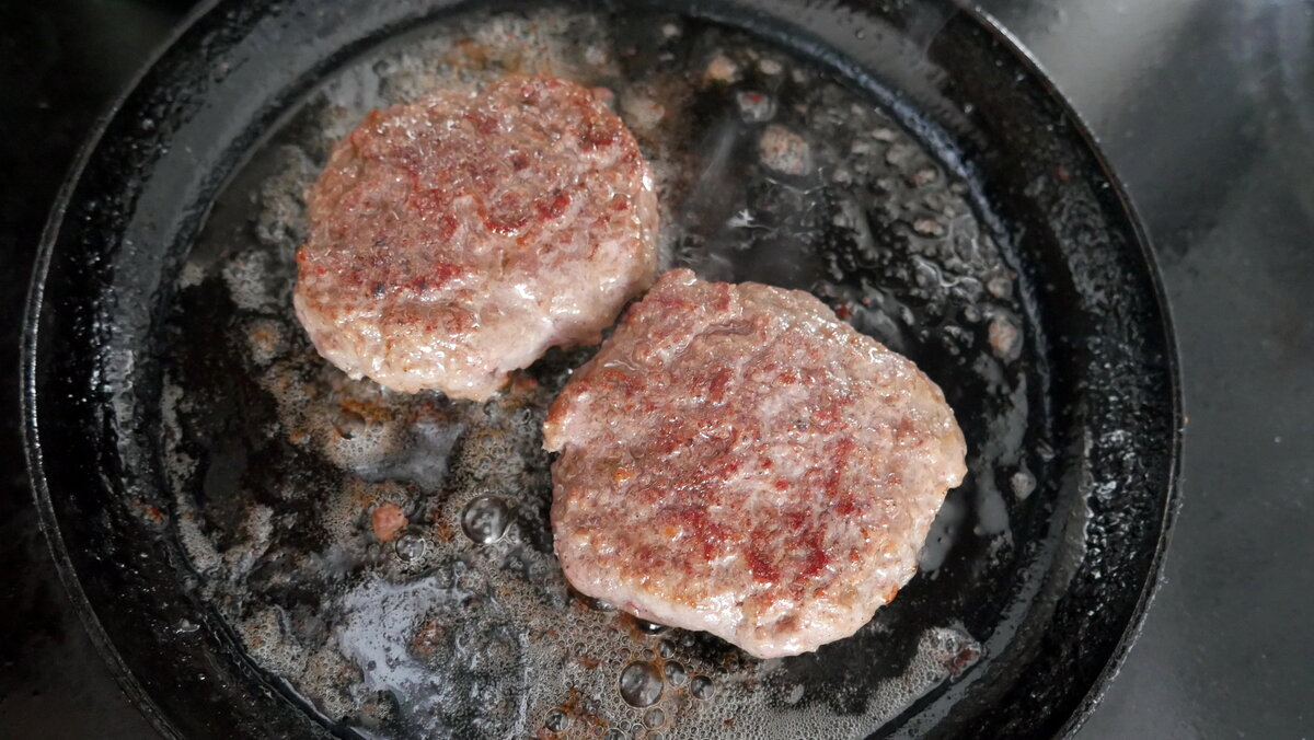 Запечатываем, а потом переворачиваем, потом опять переворачиваем, и опять. И так – до готовности.