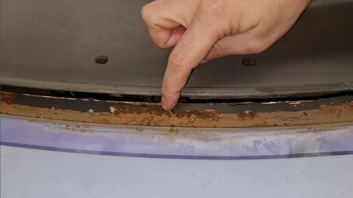 Ржавая до дыр рамка лобового стекла. Показал в деталях, как мы ...