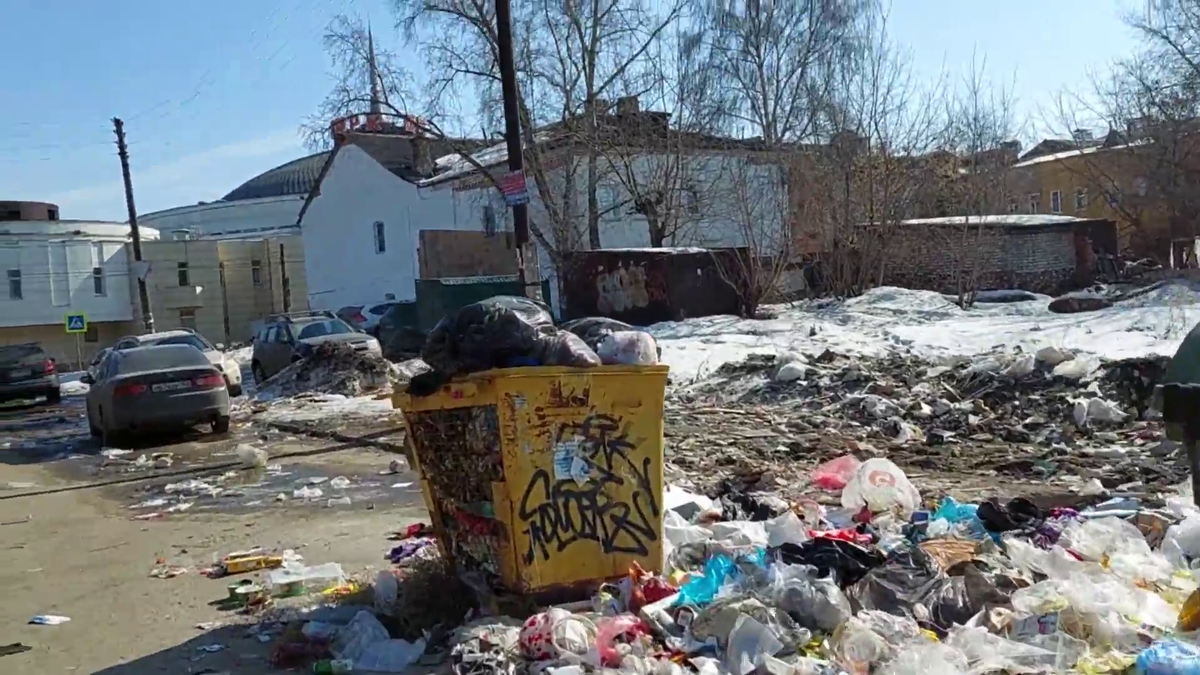 На заднем плане здание цирка. Весь город и область приезжают сюда на представления.