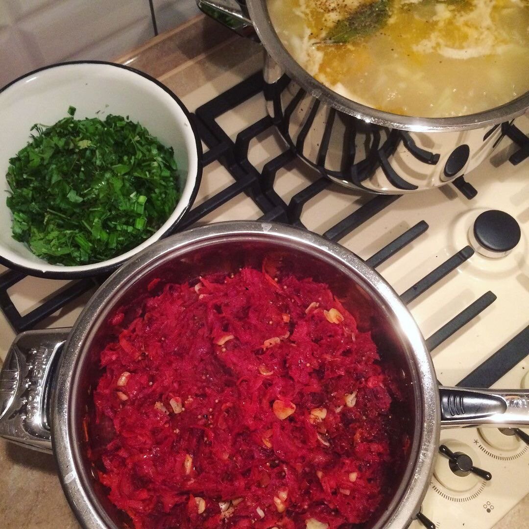 Заготовки для борща (зелень, мясной бульон, овощная обжарка)