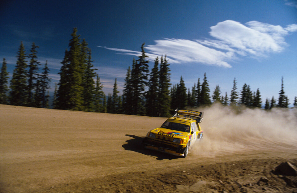 Peugeot 205 T16 на Pikes Peak ’87. Хорошо видно двойное заднее антикрыло