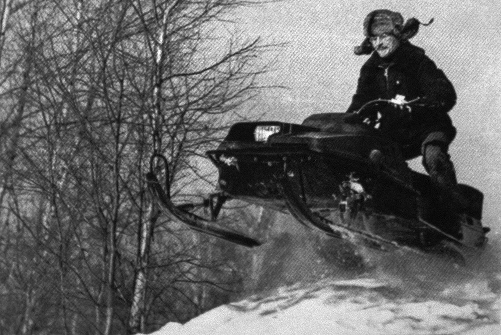 Снегоходы могут летать! Доказано еще во времена СССР. Источник фото - https://go-rm.ru/assets/images/news/201802/badmoto/1280/badmoto201802_24.jpg