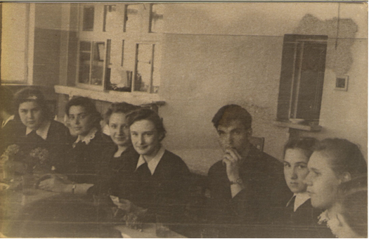 1956 г. Выпускной класс «Б» отмечает в школьном буфете последний звонок. Альбина – вторая справа. Ей нравился юноша рядом. Он жил в домах для преподавателей-обществоведов неподалеку от Высшей Партийной школы, расположенной в двух шагах от нашей школы. Единственная фотография, связанная с семьей Прокпьевых, которая у меня оказалась.