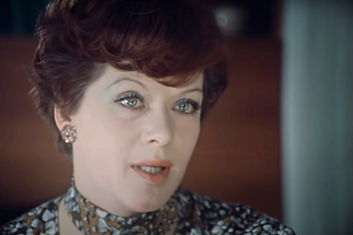 Или эта красивая женщина разве тянет на своё прозвище в родном коллективе?(армыМ)