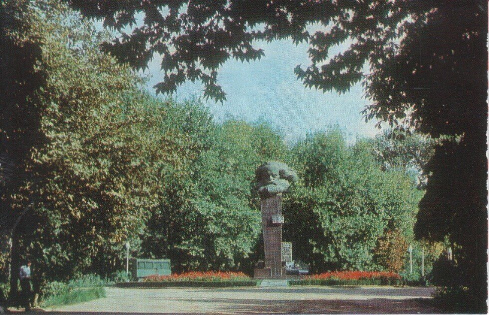 Окруженный зеленью...