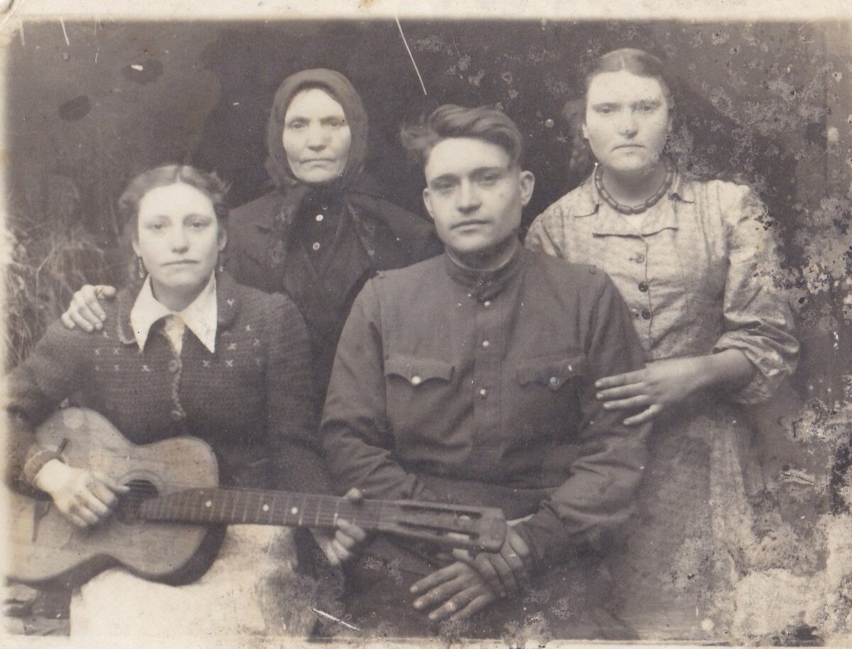 Бабушка слева, рядом ее старший брат - фронтовик Иван Захарович Терехов, между ними прабабушка Груша, справа младшая сестра. Послевоенное фото.