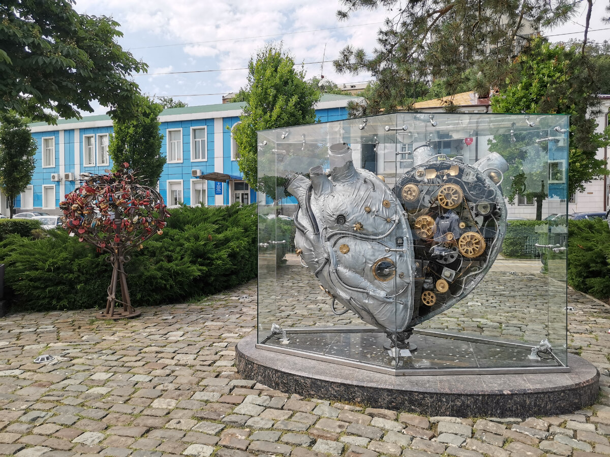 Множество интересных инсталляций на побережье