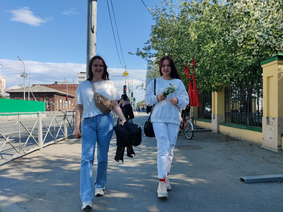Летние девчонки, гармонирующие с бело-зеленой красотой городских пейзажей