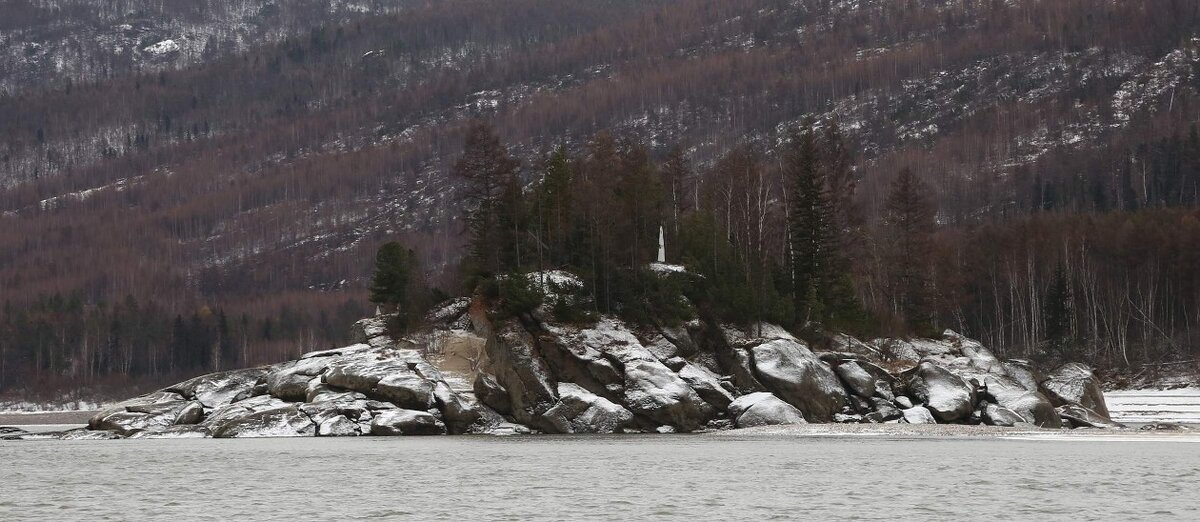 Остров Каменный или Остров легенд с обелиском на Витиме в окрестностях Мамы (фото автора публикации)