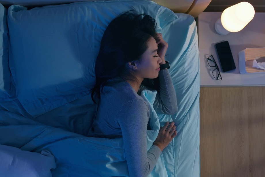 Спит и улыбается,хаахха