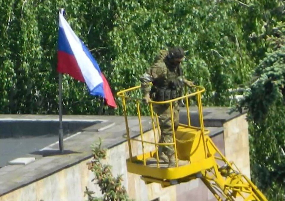     Флаг России появился над администрацией Светлодарска  Кадр видео