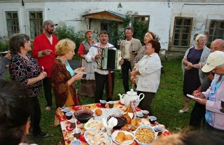 Родственники приехали. Гости в деревне. Большое застолье в деревне. Семейные застолья в деревне. Застолье гости в деревне.