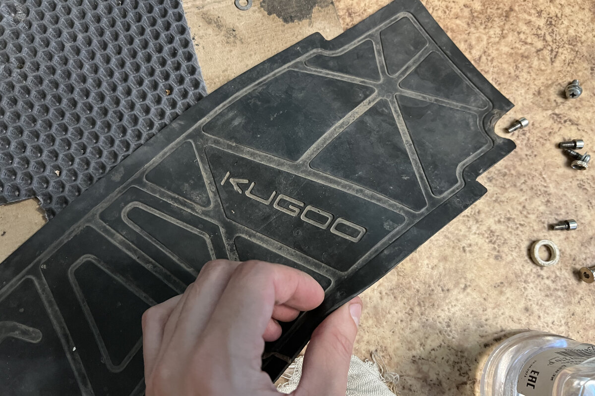 Коврик, который постоянно приходиться отклеивать при снятии крышки.