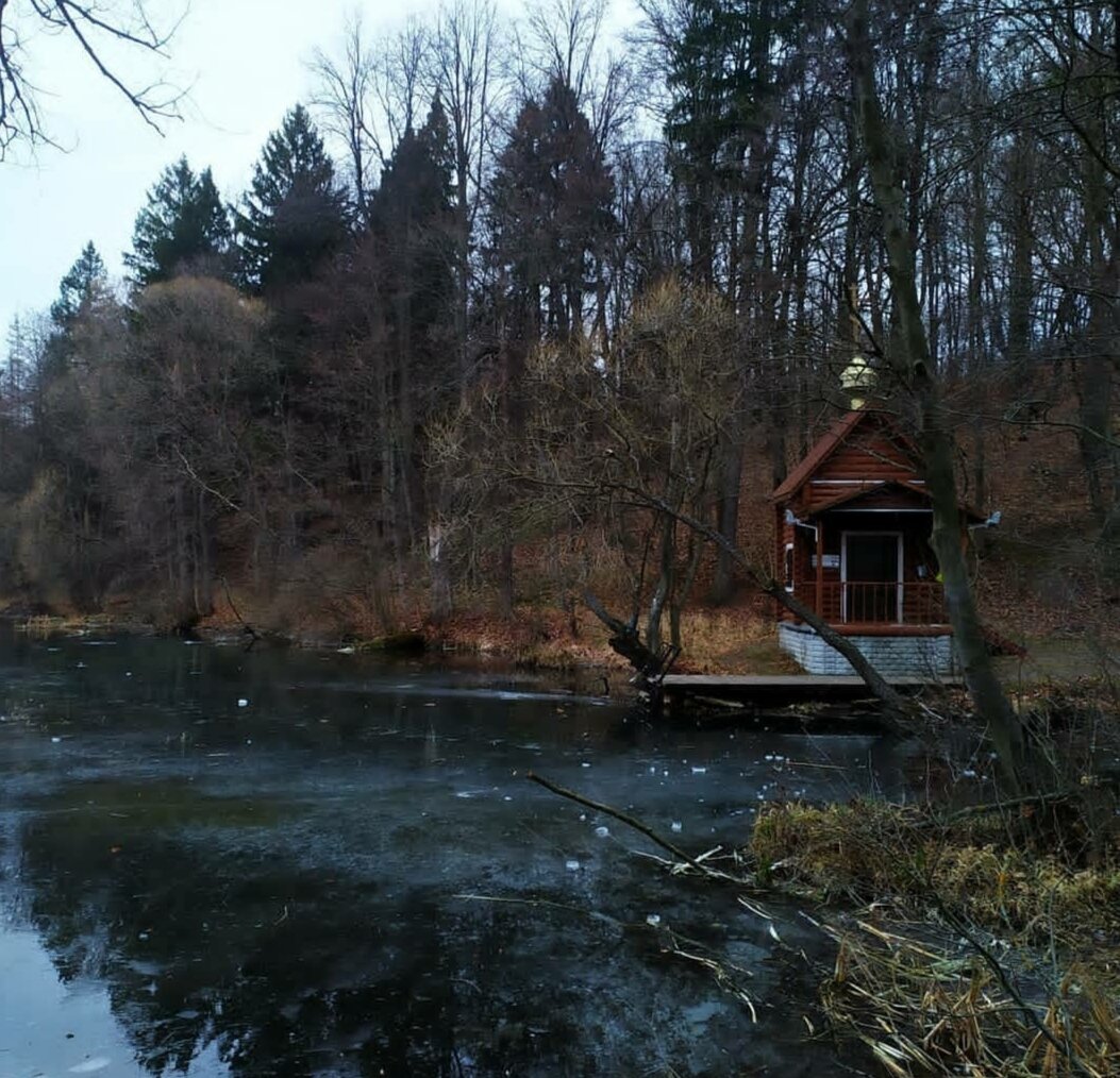 Казанская надкладезная часовня. Освящена 04.11.2011 г. в честь Казанской иконы Божией Матери на святом источнике.