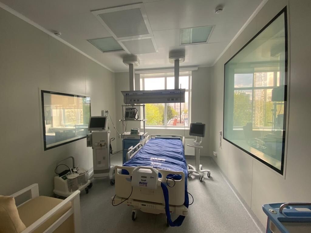 Боковые окна в прозрачном состоянии, пациент может находится под наблюдением.