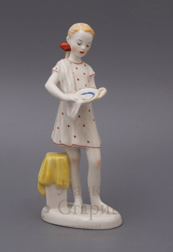 "Юная помощница". Вариант росписи. Красное платье, красный бант, жёлтое полотенце. Фото с сайта антикварного магазина "Лавка старины" взято в целях иллюстрации.