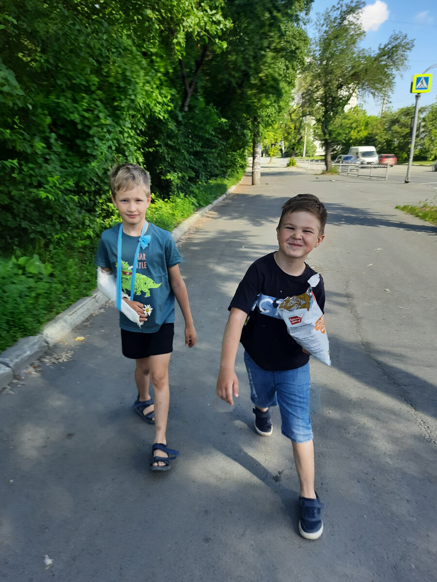 Значит , за ходят с улицы два Гаврика 😬😉🤪Грязные , мокрые ....... вот это шок был у меня . Решили Иван купала устроить на улице , такое ощущение что в луже купались.... И  у Кирилла гипс ,  чёрный,  а доктор сказал 26 июня сами дома снимите ..... а на приём в сентябре только .🤦‍♀️🙉.Но и пришлось  гипс мне снять и выкинуть , от мыла детей , наелись и пошли гулять . Повязку сама сделала Кириллу . Поди ни чего страшного , что на два дня раньше сняла гипс .🤔Вот так мои мальчишки могут все , но что зато детство супер. Есть , что вспомнить , но и плюс большой в телефонах не сидят .