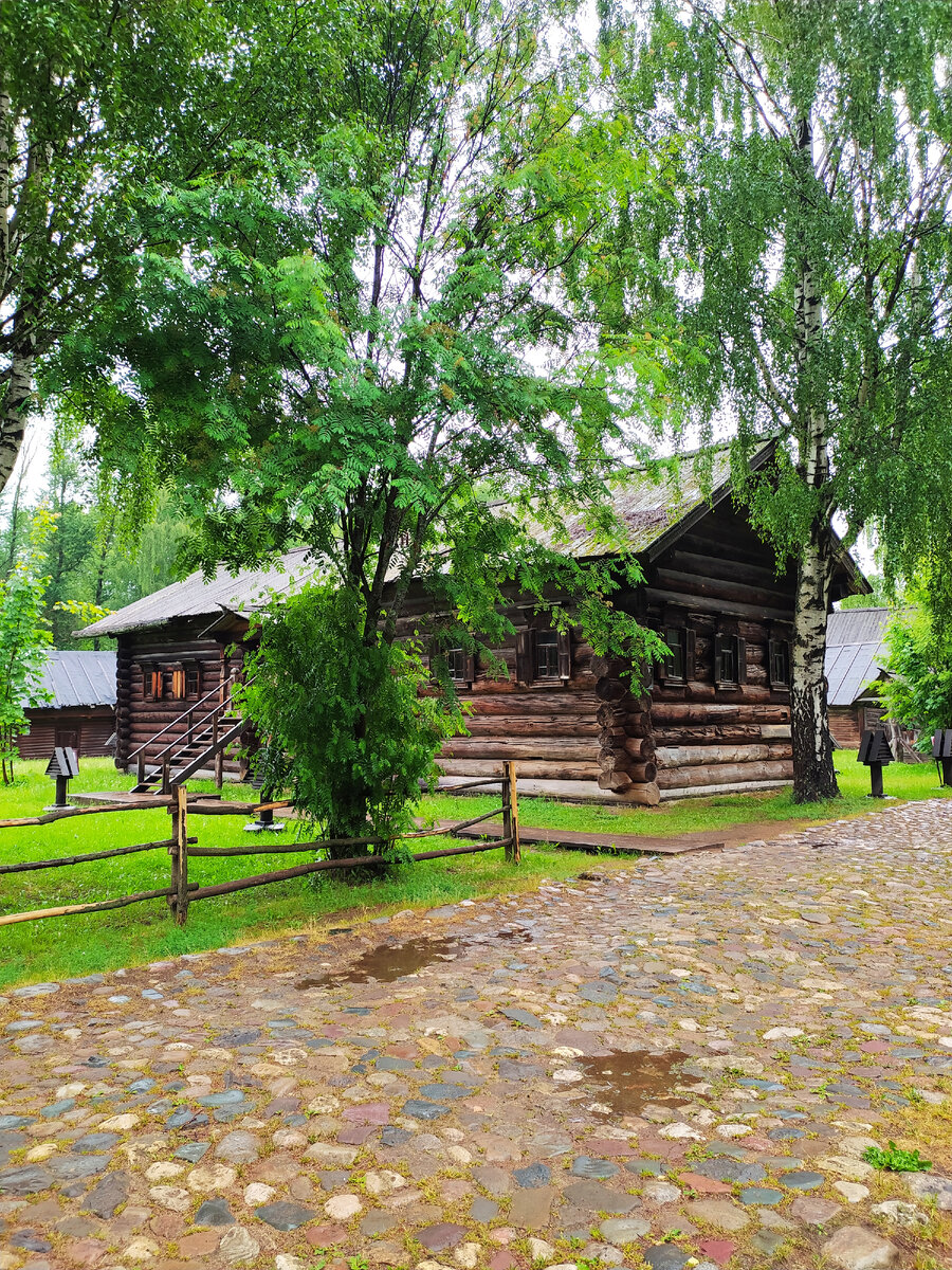 Серебряный дождь среди шедевров деревянного зодчества. Экскурсия по  Костромской слободе, мокрая прелесть музея под открытым небом, 28 фото |  Кармашек счастьялоскутное шитьёдневник | Дзен