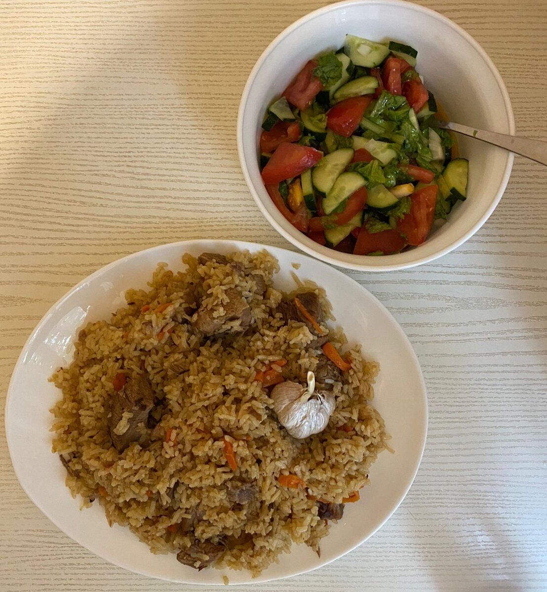 Свежий салат из овощей отличное дополнение к плову