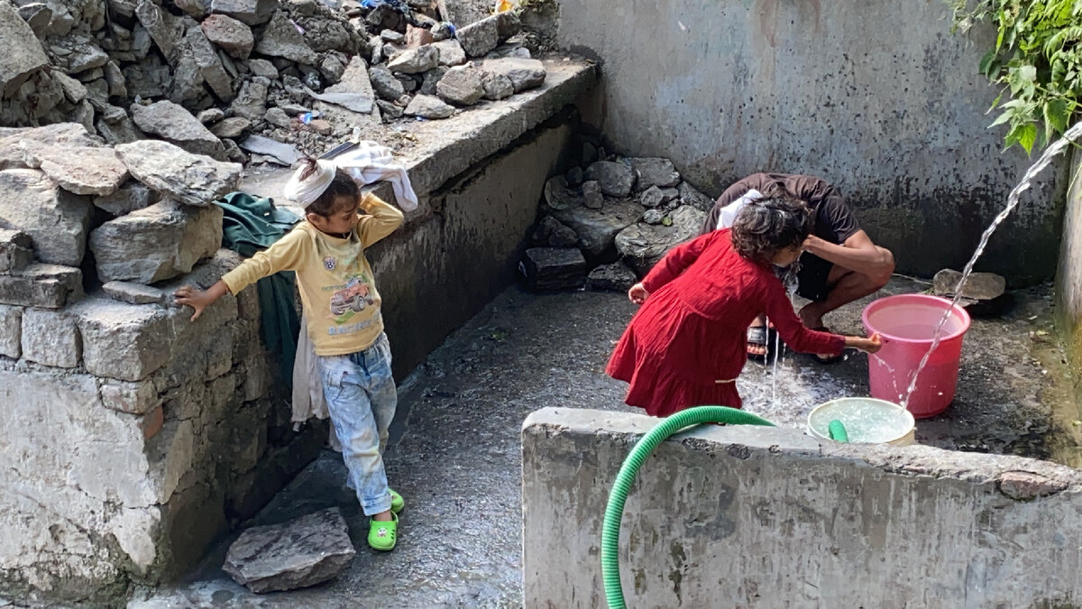 Дети стирают на улице