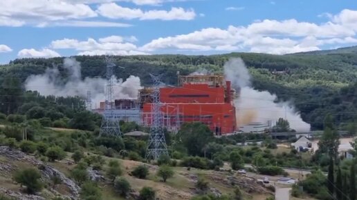 Снос трубы теплоэлектростанции в Испании в пользу ветряных мельниц ...