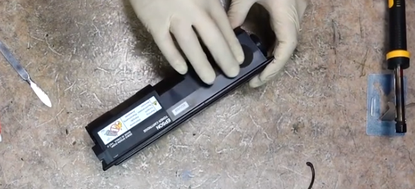 Заклеиваем отверстие стикером