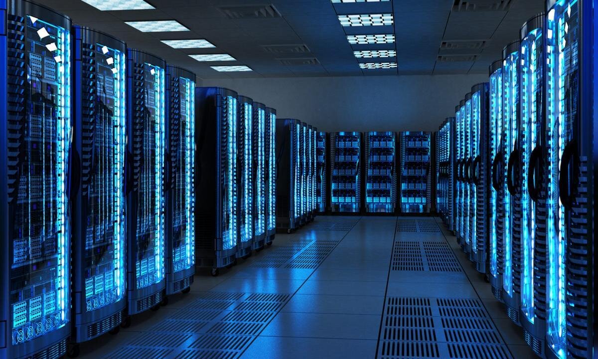 Примерно так выглядит зал с серверными стойками и шкафами