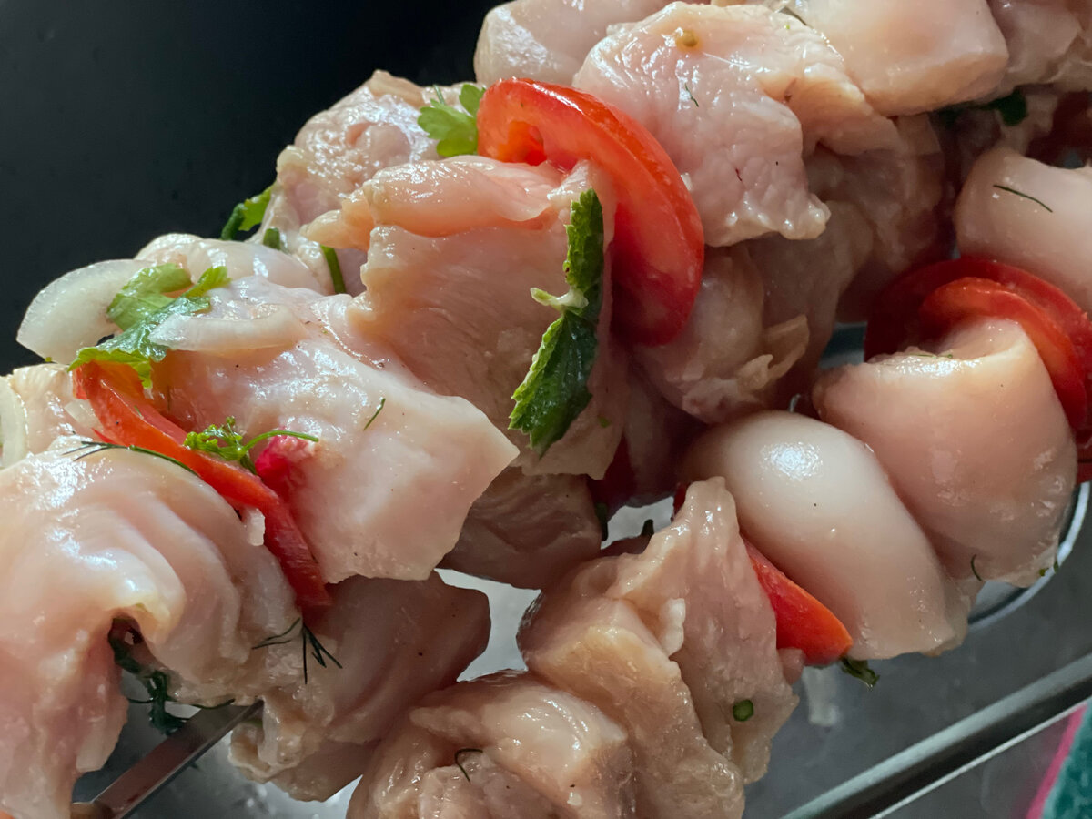 Шашлык на шампурах.