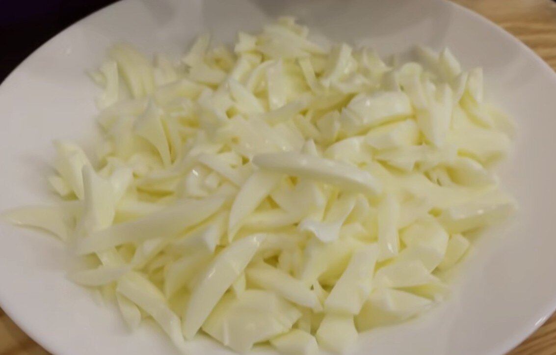 Нарезанные брусочками белки