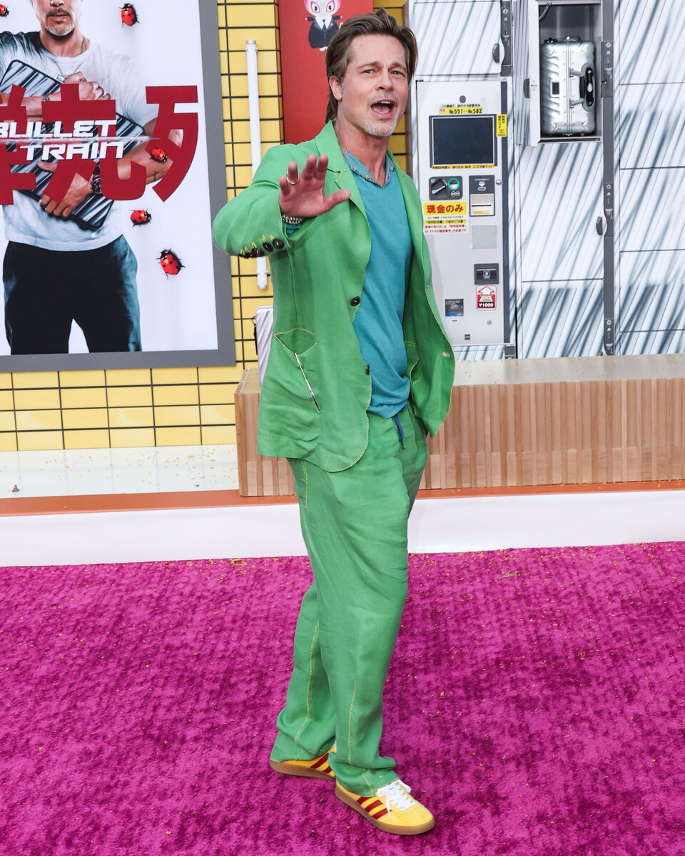    Брэд Питт в ярком наряде на премьере фильма в Лос-АнджелесеLegion-Media