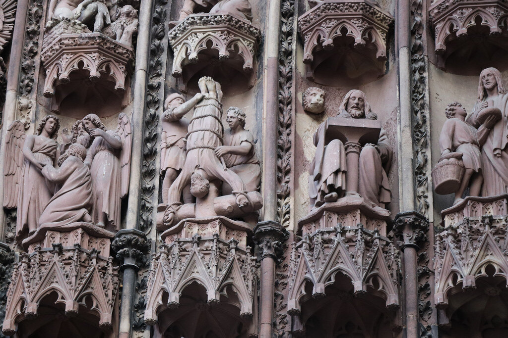 Скульптурная иллюстрация сцен из Библии над главным входом Страсбургского собора, выполненного в готическом стиле.