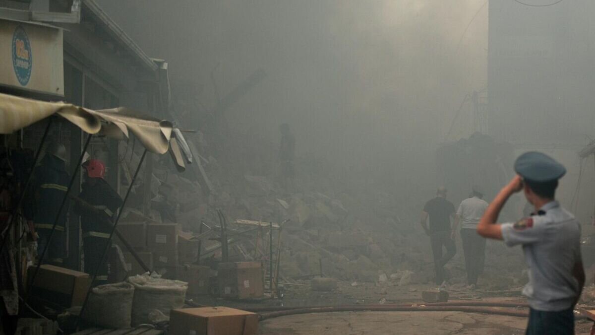    Сотрудник полиции на месте взрыва у торгового центра "Сурмалу" в Ереване© Sputnik / Андраник Казарян