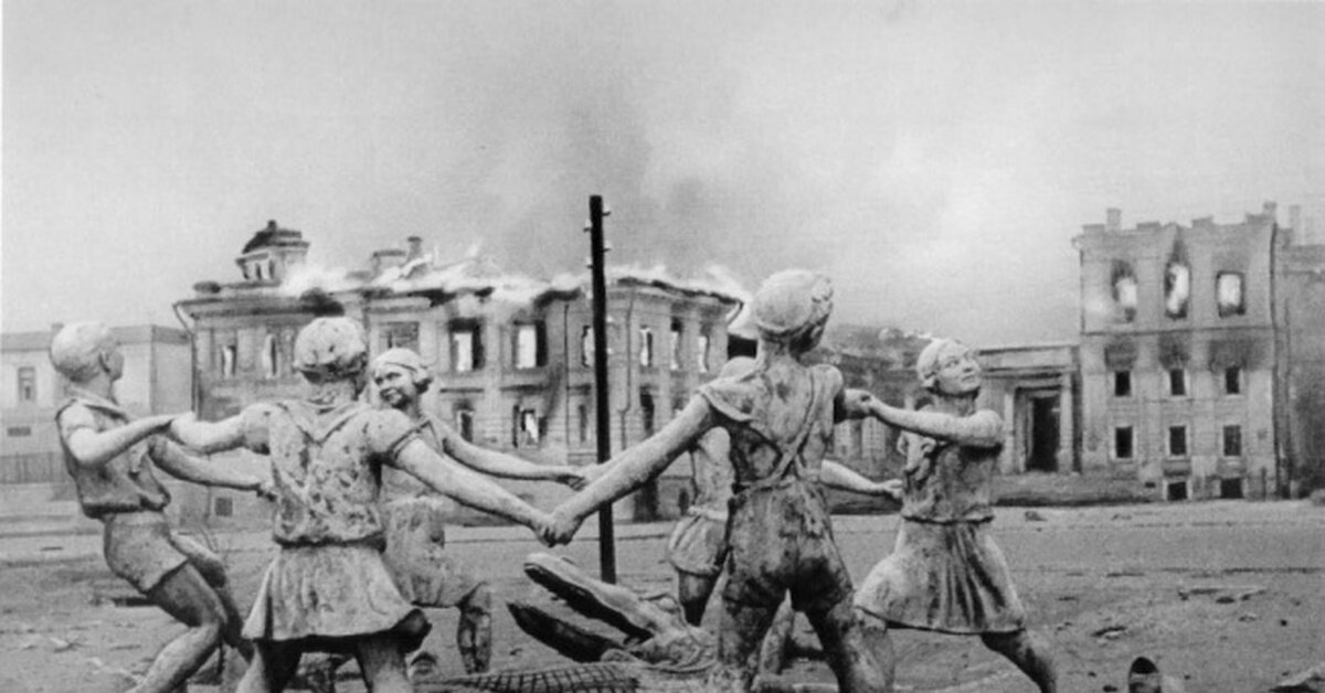 Фонтан "Танцующие дети" в г. Сталинграде. Одна из немногих построек, которая уцелела после Сталинградской битвы. Одна из самых знаменитых фотографий тех лет.