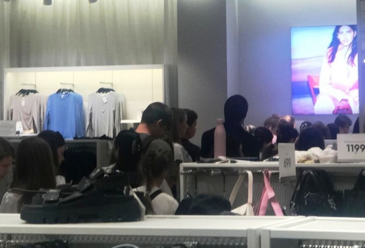    Ставропольцы второй день штурмуют шведский магазин H&M